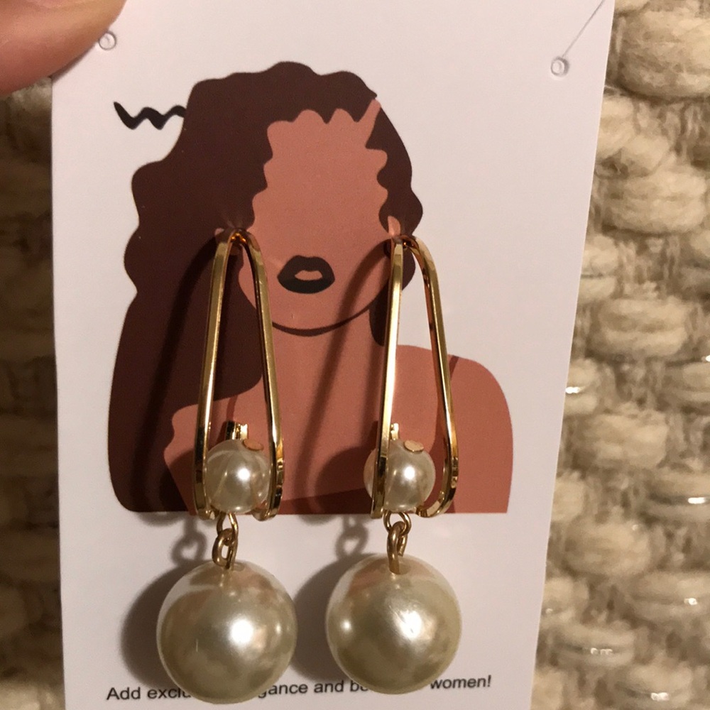 Beautiful pearls earrings 😻😻